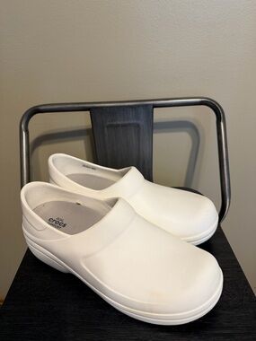 Crocs Neria Pro II Clogs White Slip Resistant Work Nurse Shoes W 9